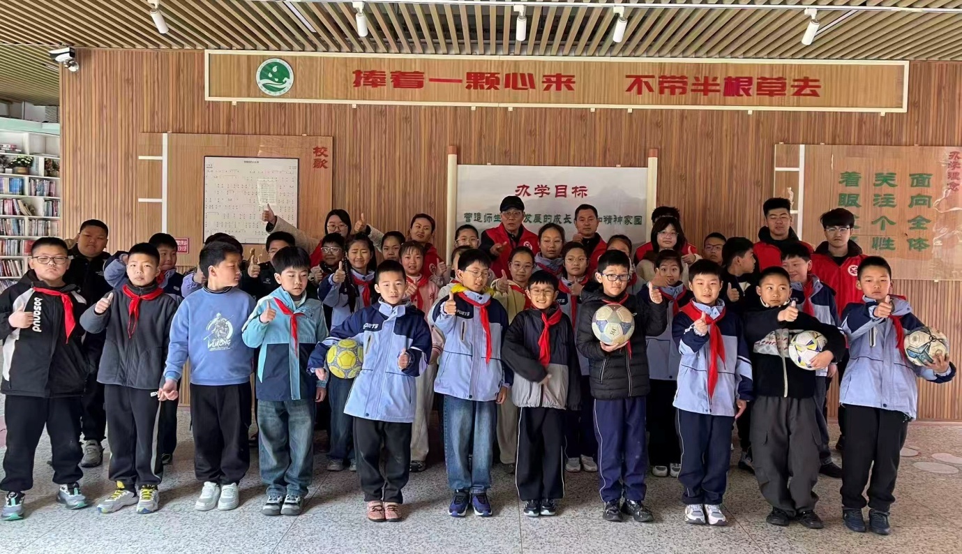 志愿新风润绿茵 文明筑梦育新人——盐城三大志愿服务团队走进新河实验小学开展文明主题足球活动