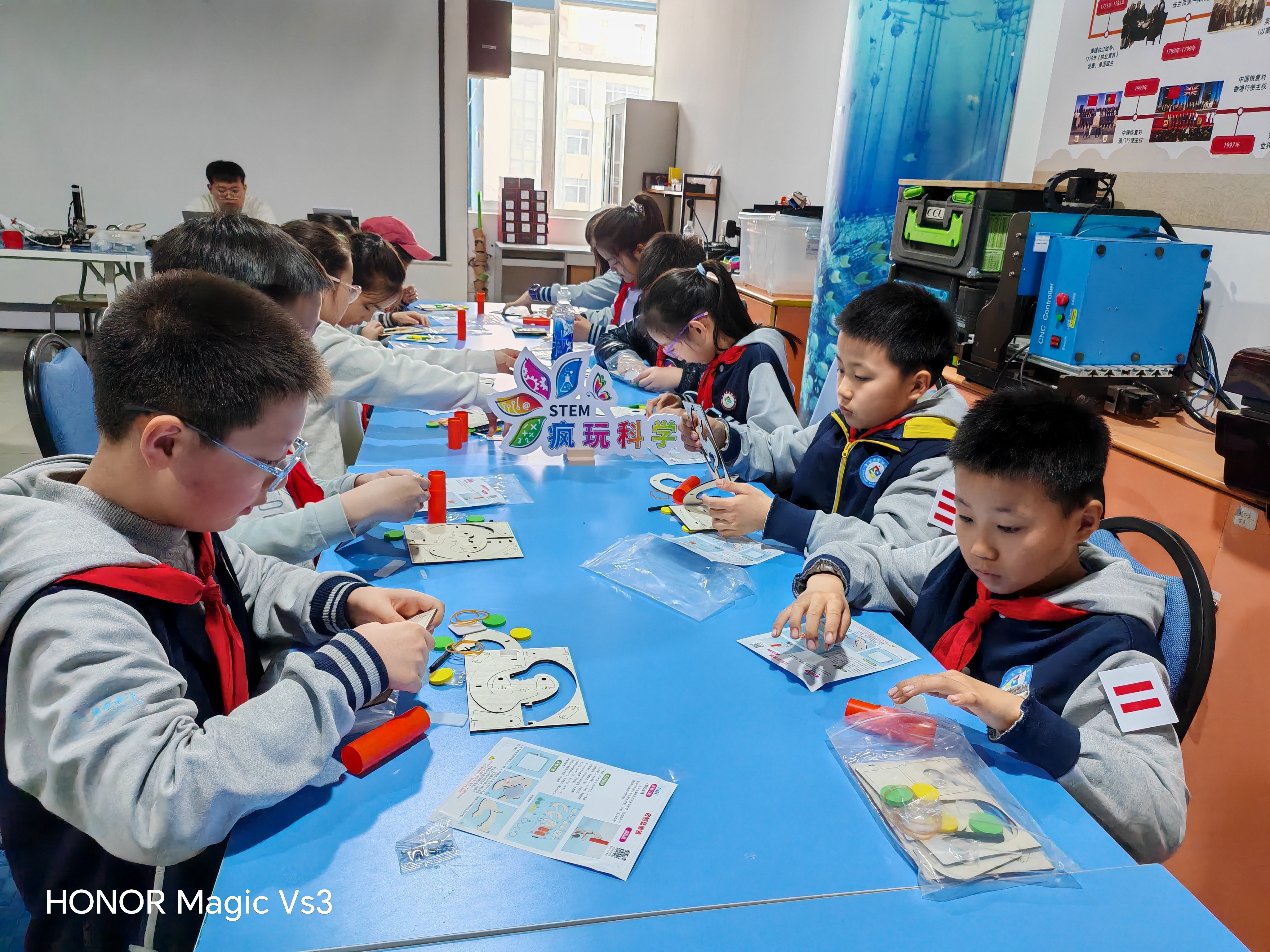 疯狂科学嗨翻天！解锁奇妙新世界——青岛市实验小学四五中队开展STEM科创研学活动