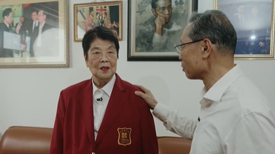 李少芬入选篮球名人堂，钟南山为妻子披上荣耀礼服