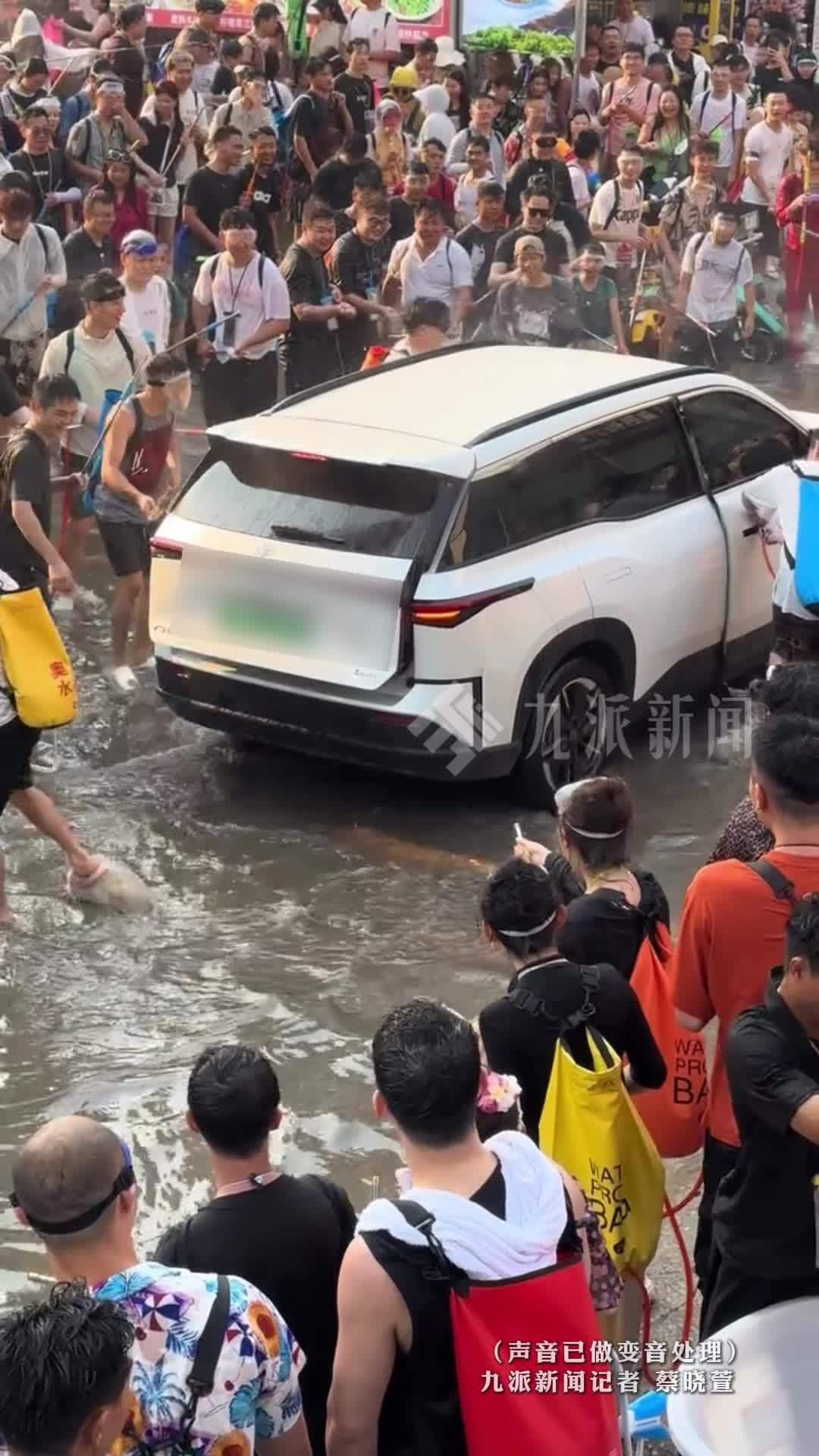 女子被强拉车门泼水车内部冒烟，当事人：已报警，车在4S店不敢开