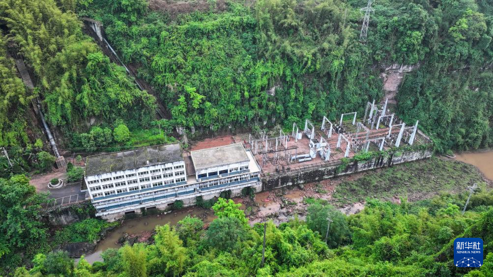 这是4月13日拍摄的位于重庆市涪陵区青羊镇的青烟洞水电站（四级站）（无人机照片）。新华社记者 王全超 摄