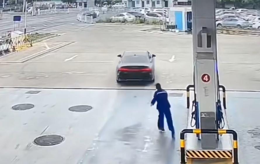 奥迪车逃单监控视频截图