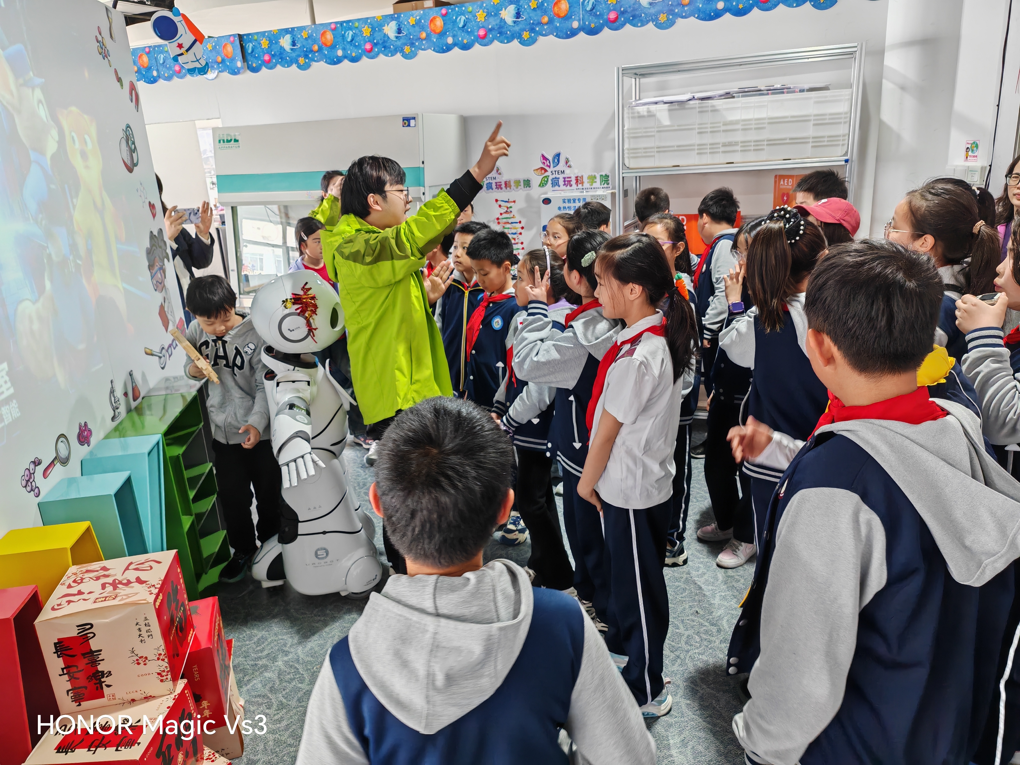疯狂科学嗨翻天！解锁奇妙新世界——青岛市实验小学四五中队开展STEM科创研学活动
