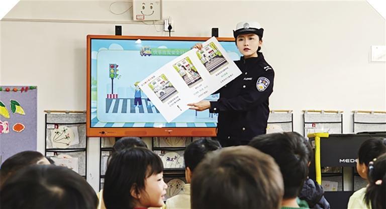 交通安全知识宣传走进课堂（兰州市公安局交通管理支队供图）