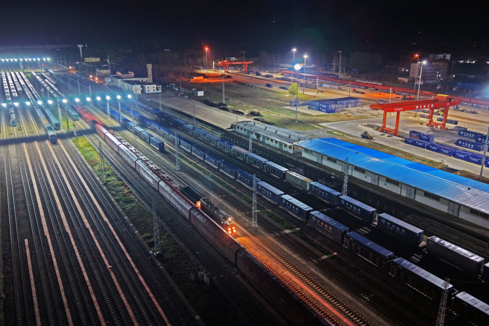 △4月11日，在济铁烟台物流园，调车组在进行调车作业（无人机照片）。