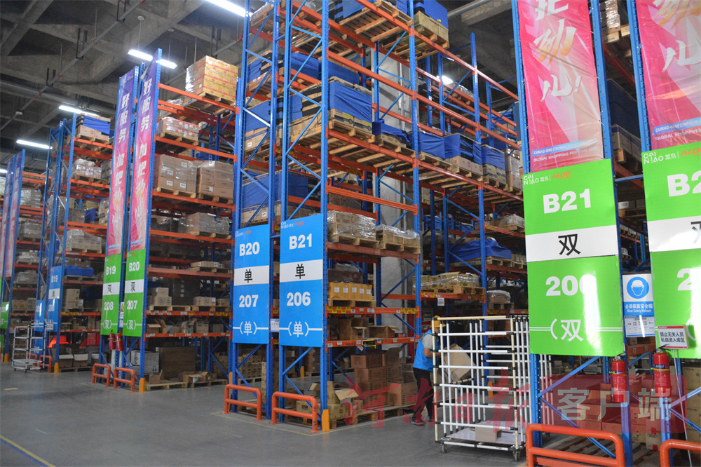 唯品会、菜鸟、京东等大仓相继落户，郑州新郑综保区已成为国内海淘化妆品重要集散地。图为员工在菜鸟航空港国际保税仓盘点快件。 (3).jpg