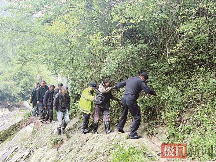 民警搀扶老人下山 通讯员供图