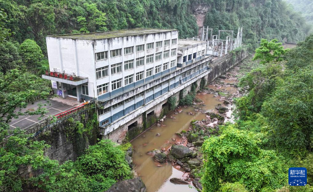 这是4月13日拍摄的位于重庆市涪陵区青羊镇的青烟洞水电站（四级站）（无人机照片）。新华社记者 王全超 摄