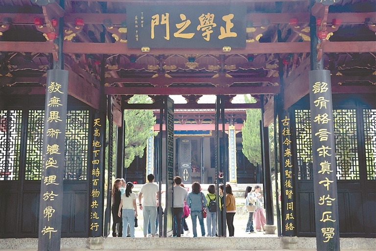 4月15日，庐山市白鹿洞书院内，游客市民慕名前来探寻体悟深厚书院文化内涵。特约通讯员 韩俊烜摄