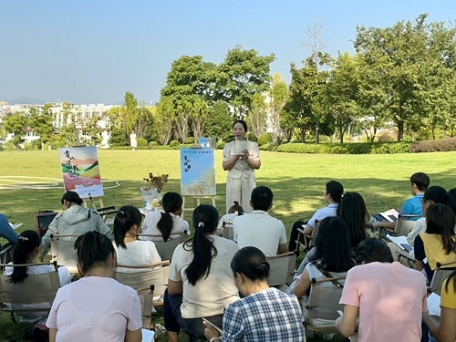 于都县通过室内沙龙等多元形式,常态化开展全民阅读活动。通讯员 祝 福摄