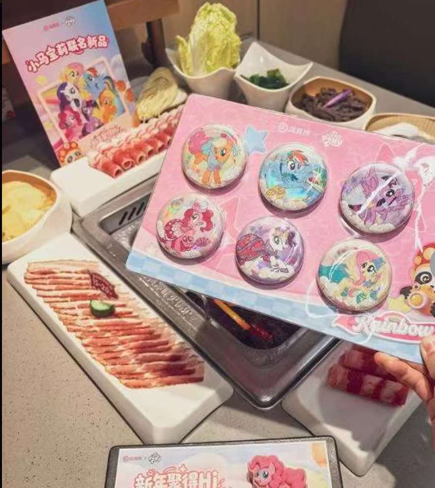 海底捞联名玩具。(受访者供图)