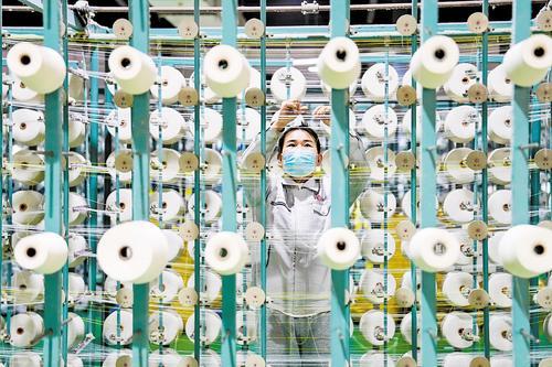 3月27日，高阳纺织企业工人在车间作业。