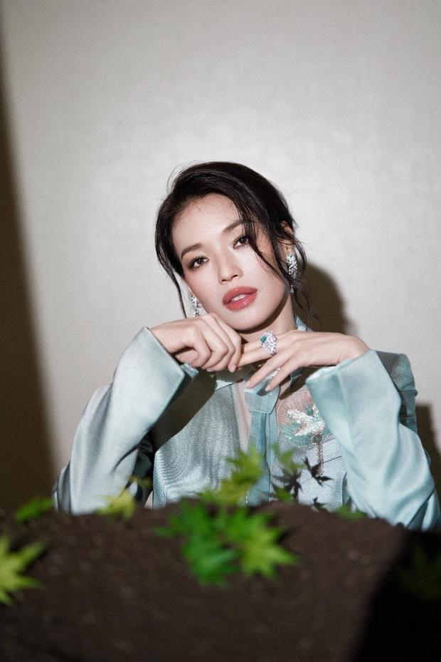 舒淇眼神温柔，氛围感十足。