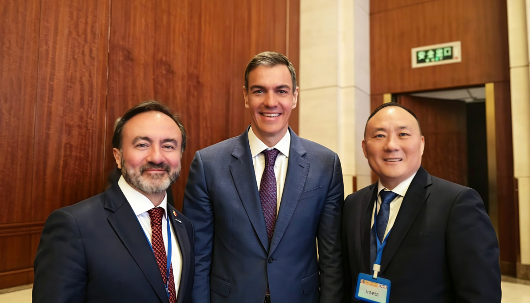 桑切斯首相（中）与伊莱特董事长牛余刚（右）、海斯坦普亚太区CEO安东尼奥（左）合影