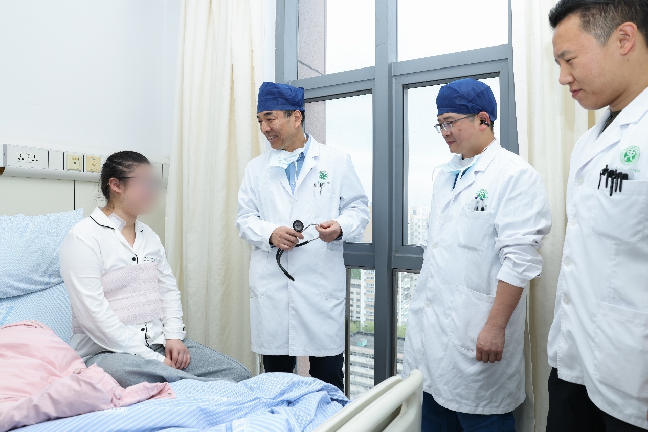 出院前，胸外科李鸿雁副主任医师带领团队查房。张鑫 摄