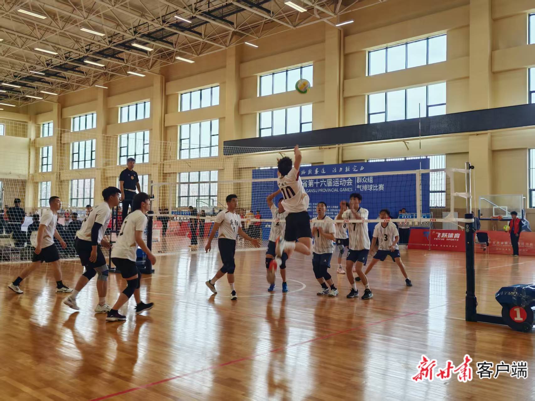 比赛现场激烈交锋　本文配图均由新甘肃&middot;甘肃日报记者王睿君摄