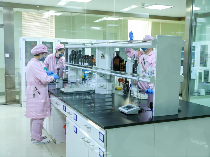 图为君乐宝的技术研究人员正在进行菌落研究。王佳浩
