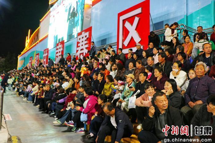 图为看台上的观众　两当融媒供图