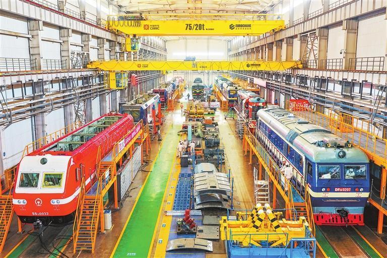 中车兰州公司总装车间，各条产线有序生产。