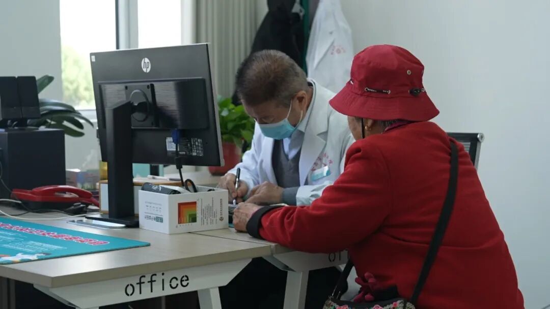 △金昌市人民医院退休返聘专家下沉至桂林路街道社区卫生服务中心坐诊