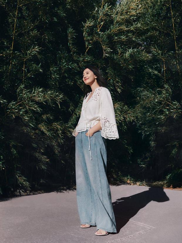 高圆圆在户外拍春日氛围感美照，松弛感拉满。