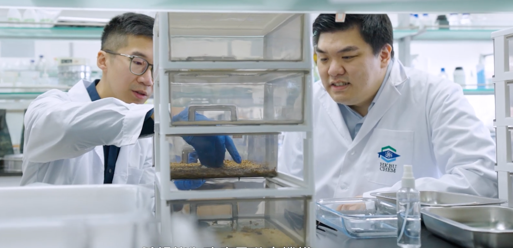 梁志文博士（左）与吕育儒博士（右）在北师港浸大实验室。