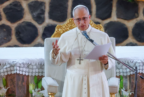 2026年4月16日,利奥十四世在喀麦隆巴门达发表讲话,批评世界领导人花费数十亿美元用于杀戮和破坏。