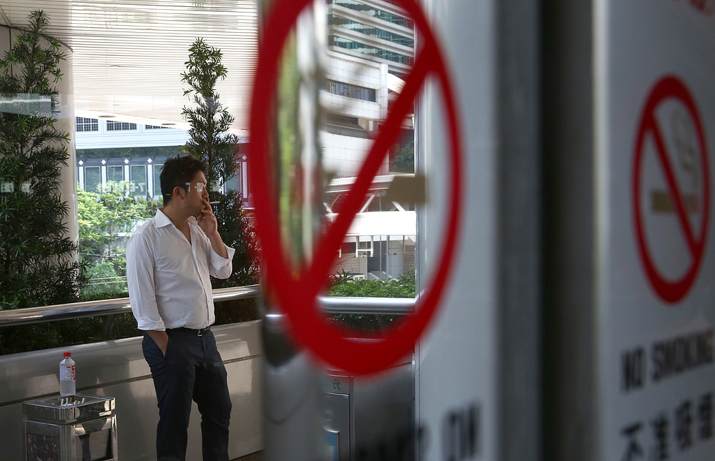 △香港,民众在室外吸烟(资料图)