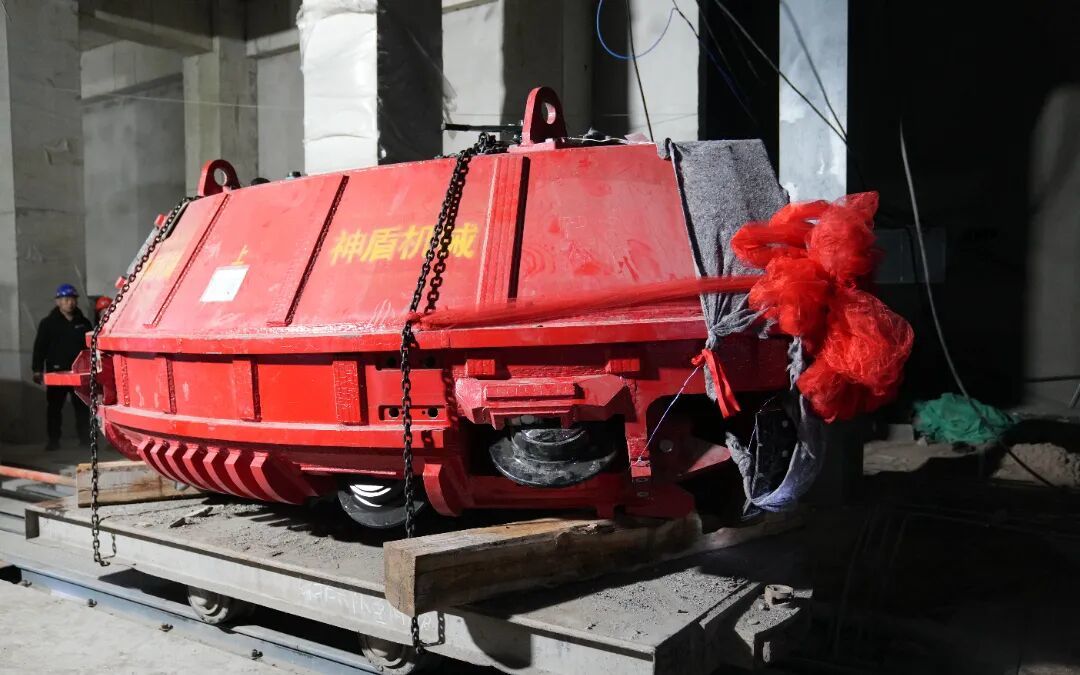 油房壕煤矿第1台TBM设备下井 (3).JPG