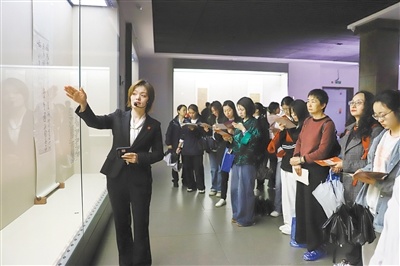 市民游客在观展