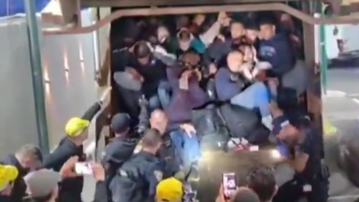 为通过巴以边境，60余名巴勒斯坦人叠罗汉挤在垃圾车里