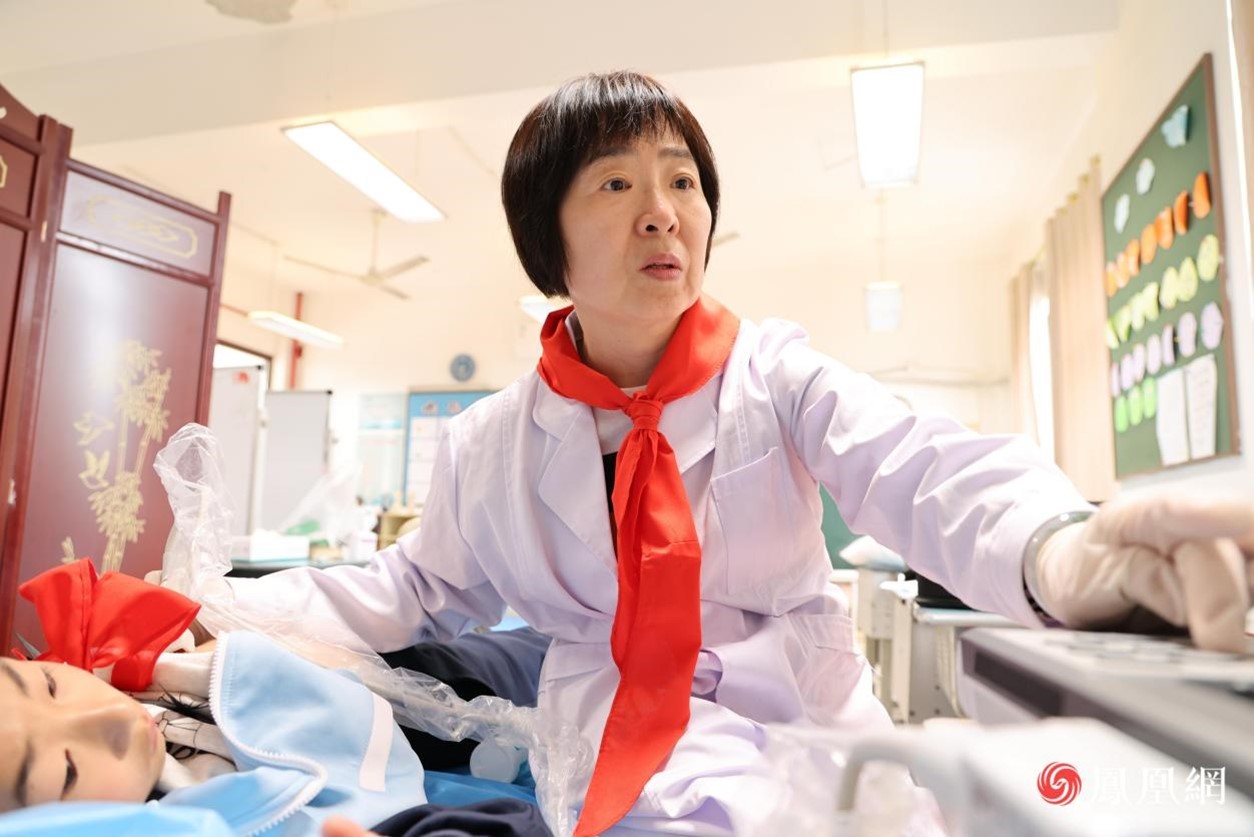 在完成内科检查后，医疗志愿者为查体异常的学生进行超声检查