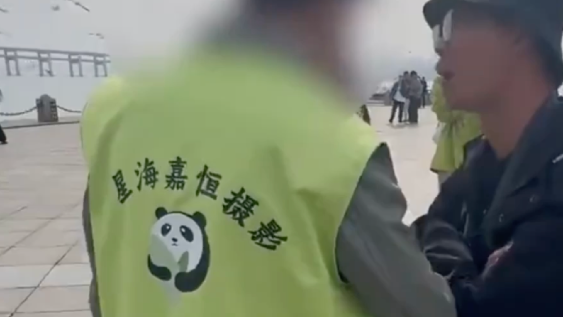 大连星海广场拍照经营权被承包，个人摄影师接单被暴力驱赶？管理方：为规范广场经营秩序引入旅拍服务商户，物业：双方争抢客源产生利益冲突