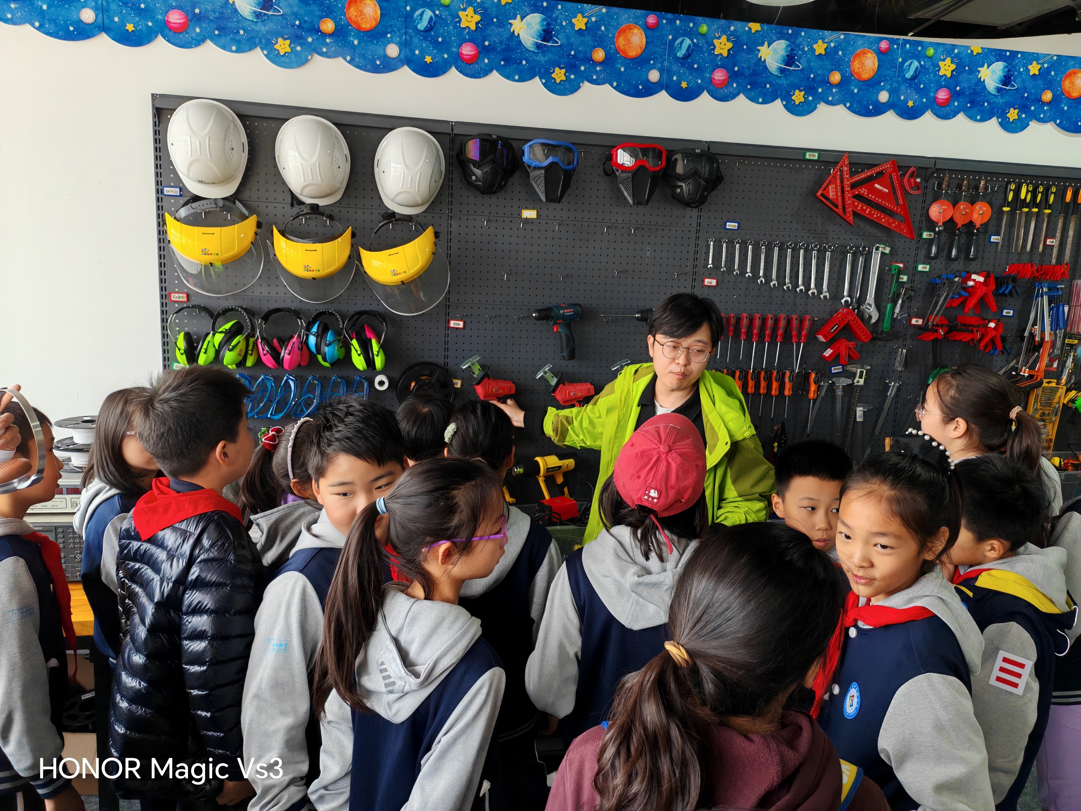 疯狂科学嗨翻天！解锁奇妙新世界——青岛市实验小学四五中队开展STEM科创研学活动