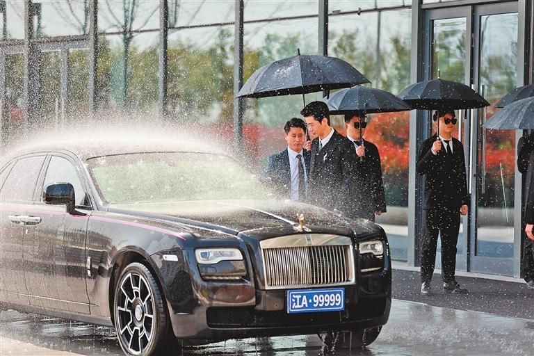 3月27日,郑州某微短剧正在拍摄,现场人工降雨设备模拟下雨,增强剧情冲突与情感张力。