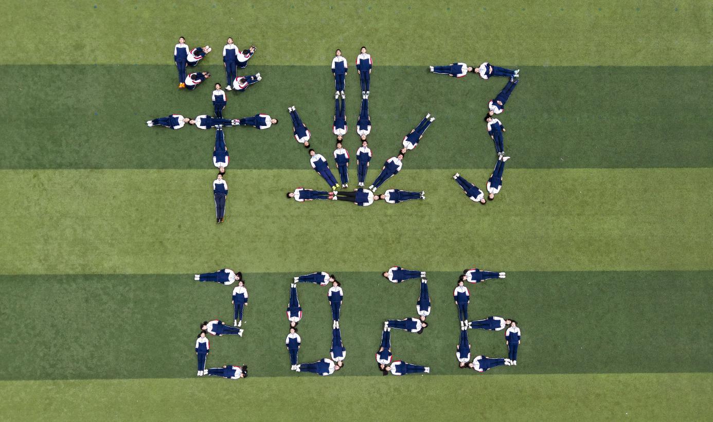 瑞昌市：创意毕业照 定格青春美好瞬间（图）