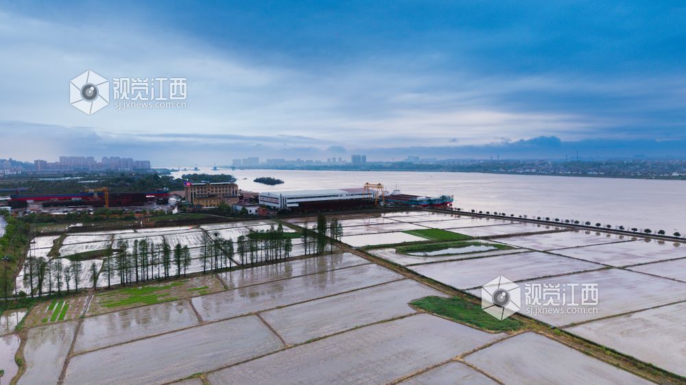 2026年4月14日拍摄画面，船舶与田野。