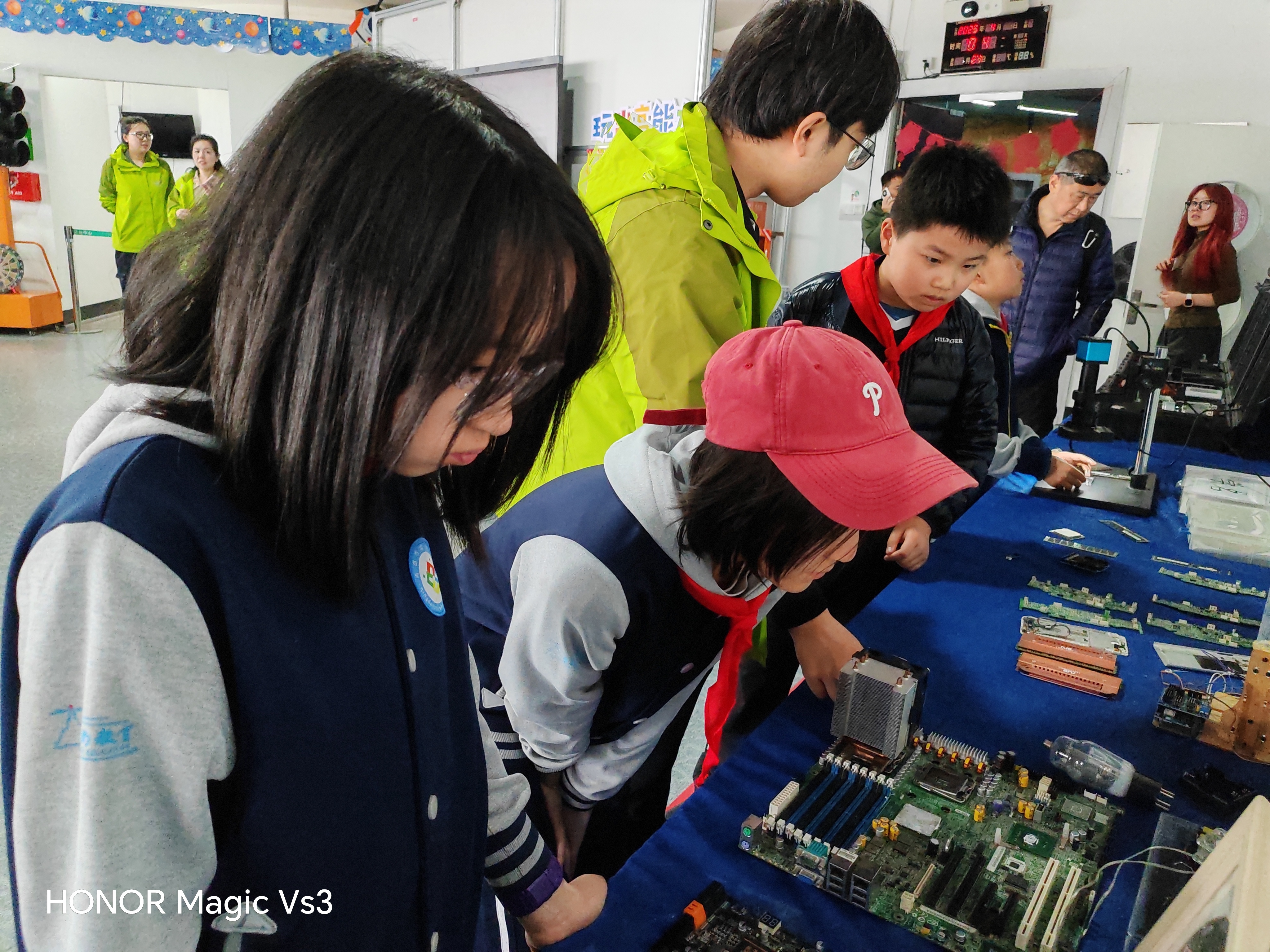 疯狂科学嗨翻天！解锁奇妙新世界——青岛市实验小学四五中队开展STEM科创研学活动