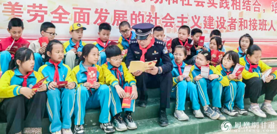 兰州边检站民警为学生们讲解国家安全知识　李志勇　摄