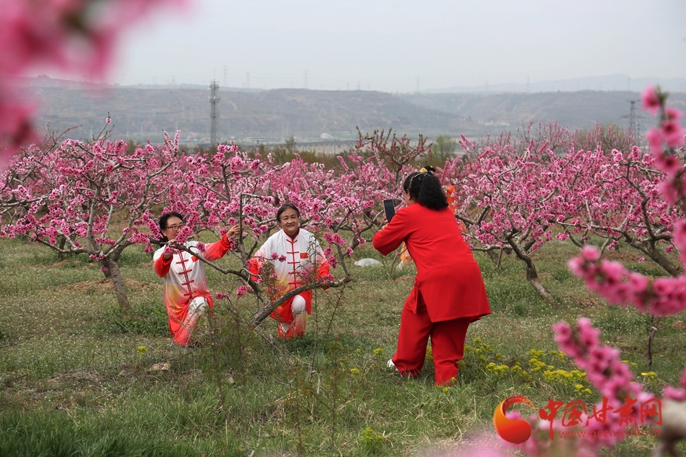 太极拳爱好者游园拍照