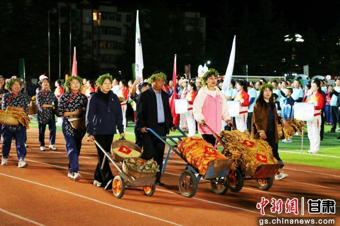 开幕式上，“甘味”借村超“出圈”。两当融媒供图