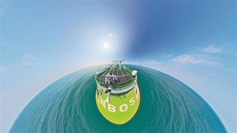 3月15日，“宁远电鲲”轮在东海试航期间，技术人员在船上校正磁罗经。