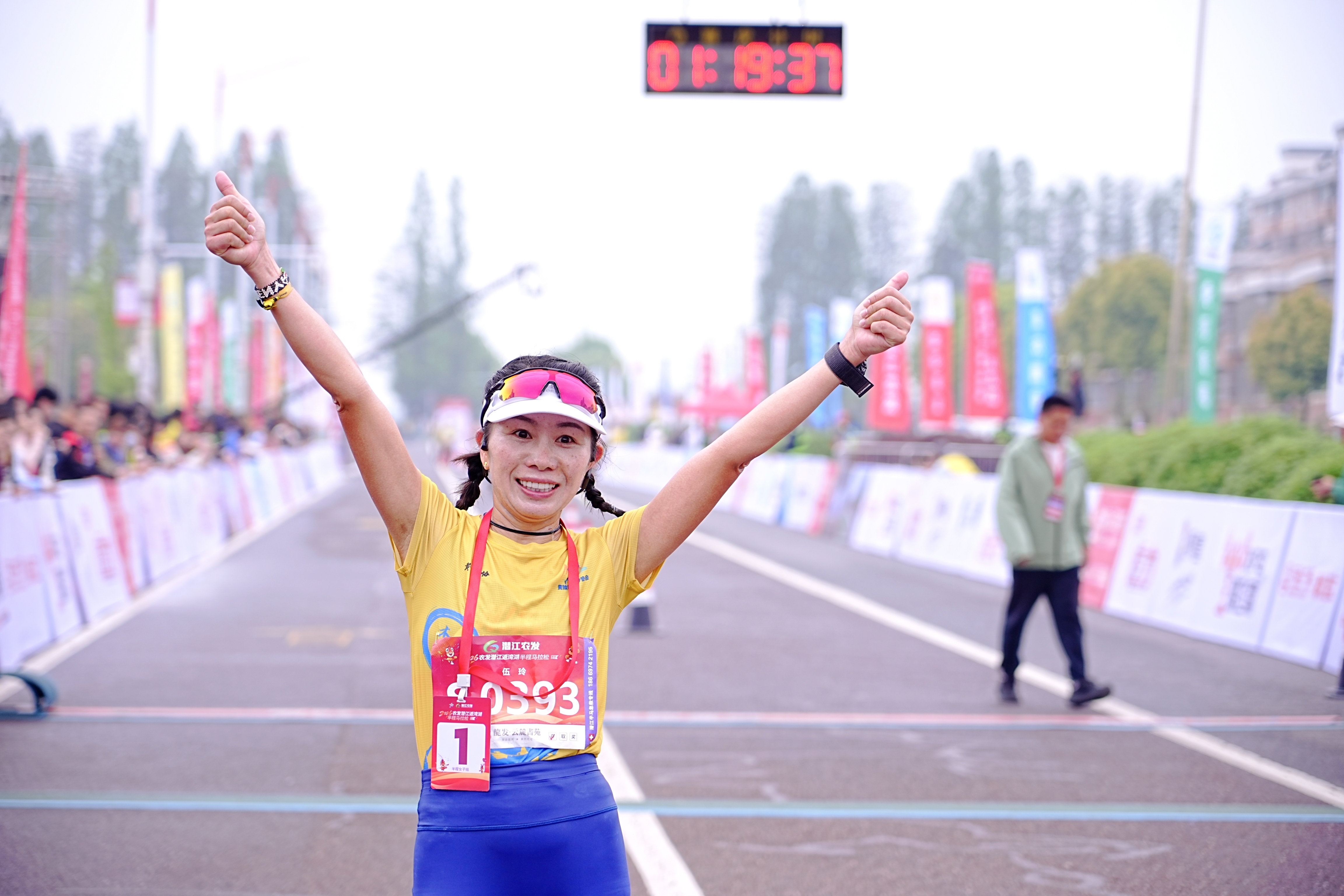 女子组冠军 伍玲