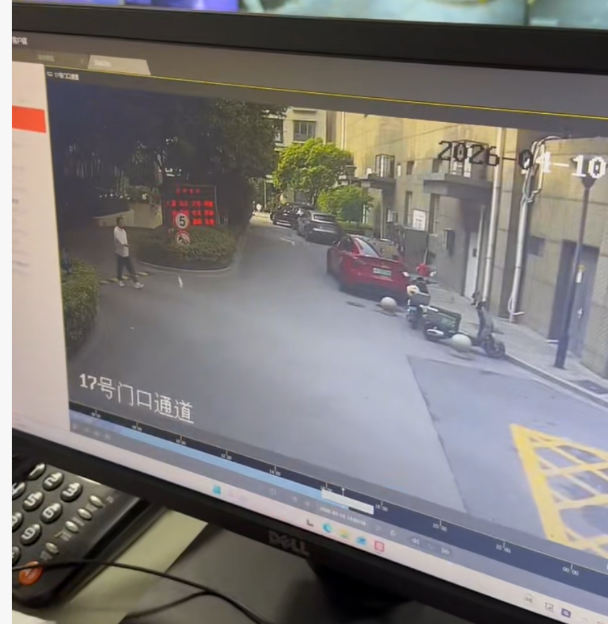 小区有可疑人员出入的监控画面