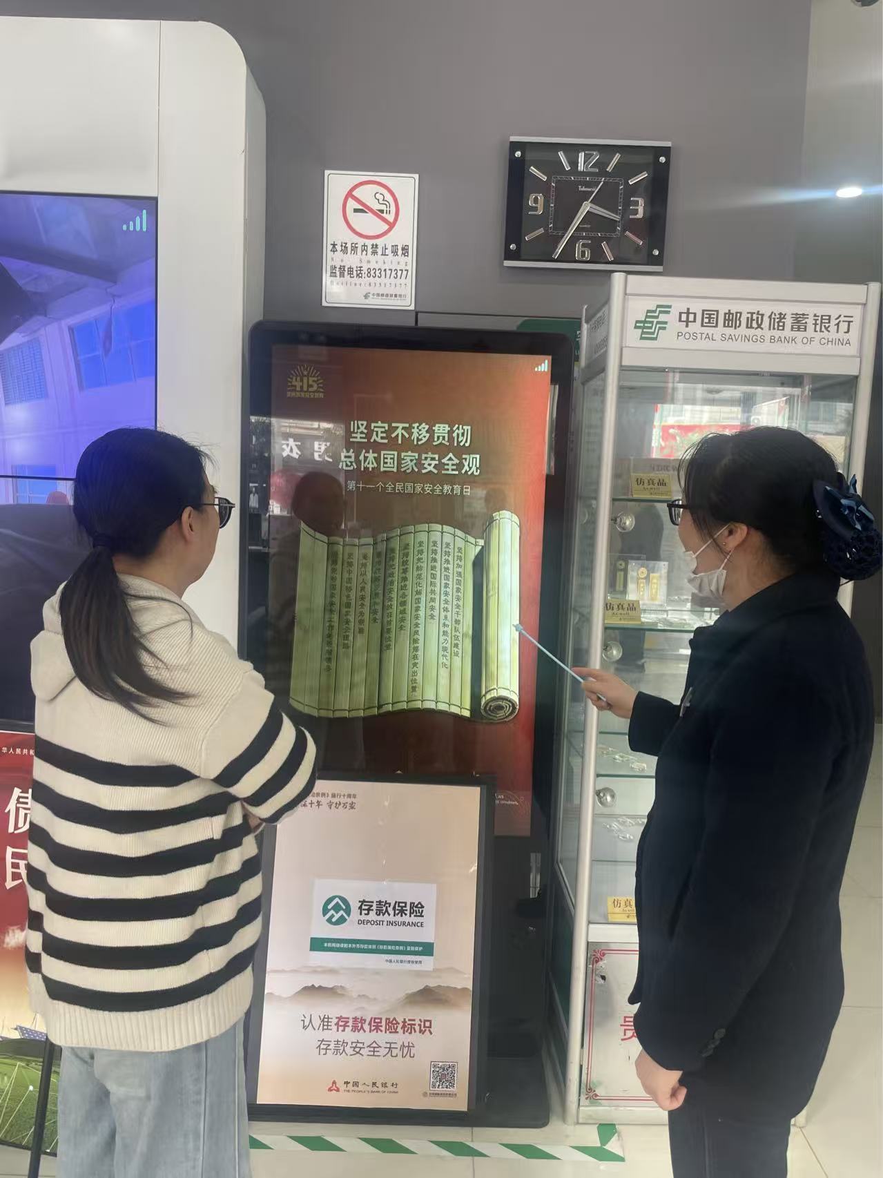 该行员工在网点主动向客户开展厅堂宣讲