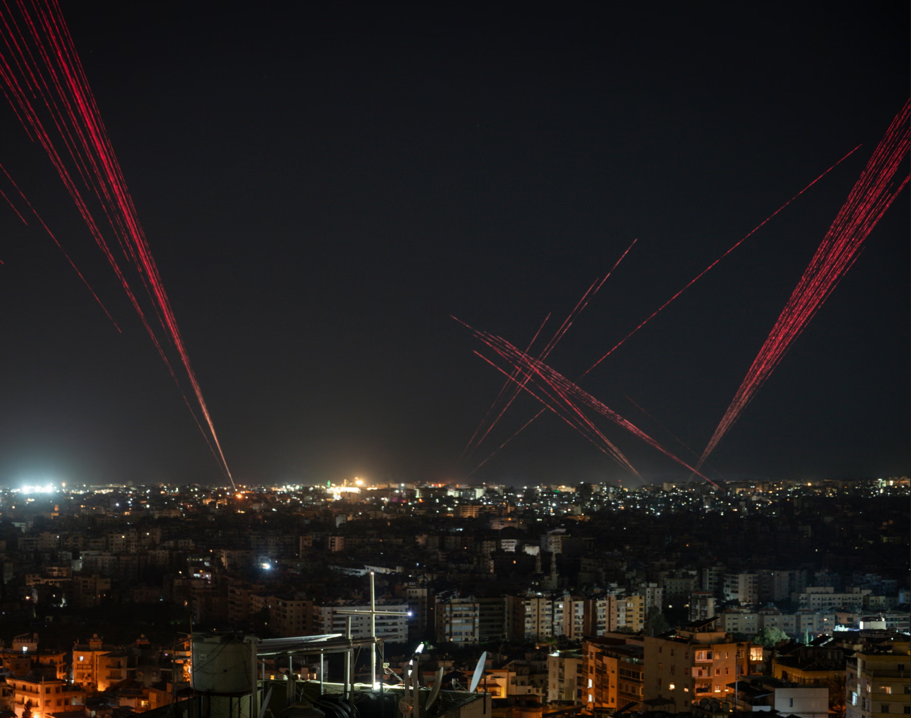 黎以停火生效，民众在贝鲁特街头鸣枪、放烟花庆祝