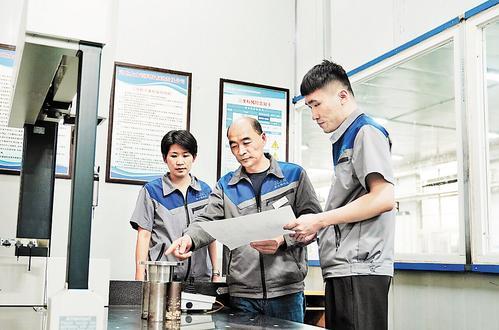 2025年5月13日，河北金士顿科技有限责任公司总工程师何波（中）与同事进行精密零件检测。 本报资料片