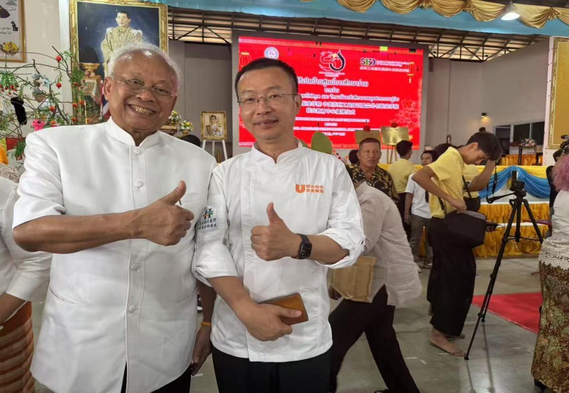 “中国饮食文化体验日活动”现场与素贴先生（泰国前副总理）合影