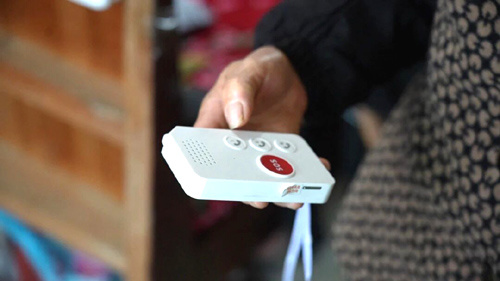 老人在使用一键呼叫器