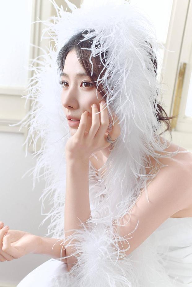 卢昱晓托腮特写，气质清冷优雅。